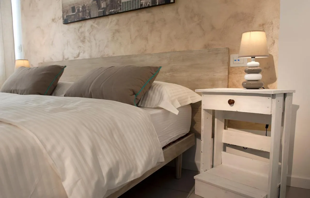 Le Suites - di fronte Ospedale Sacro Cuore Negrar 0*,  Italia